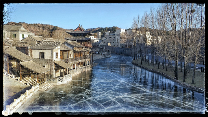 郭保良-12冰上的古北水鎮(zhèn)——2018-01-16——冬天的北方很冷，充滿了江南水鄉(xiāng)風情的古北水鎮(zhèn)的河水都成了冰，但顯示出來的卻是另一種水鄉(xiāng)風情.jpg
